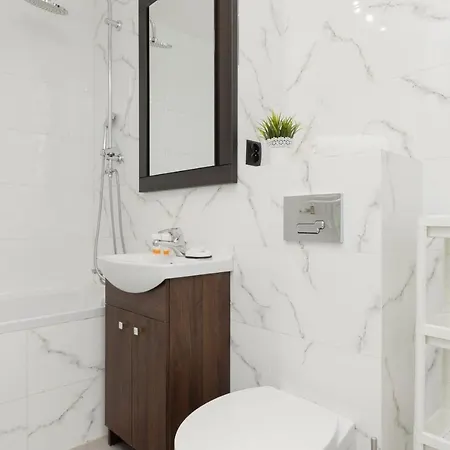 Ochota Spacious With Parking By Renters Apartament