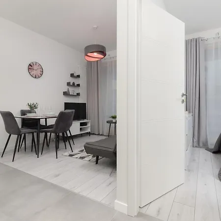 Elegant With Balcony & Bathtub Wola By Renters Apartment *