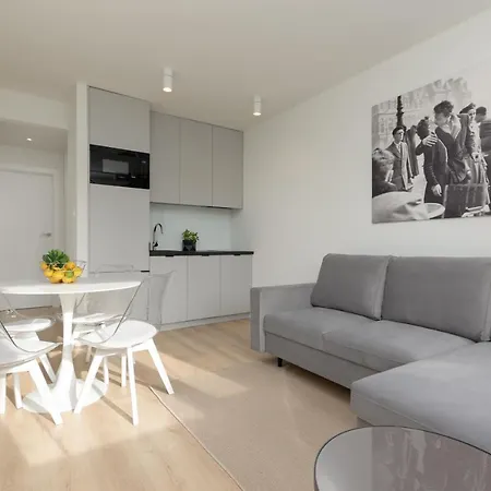 Stylish Close To Zlote Tarasy Apartment