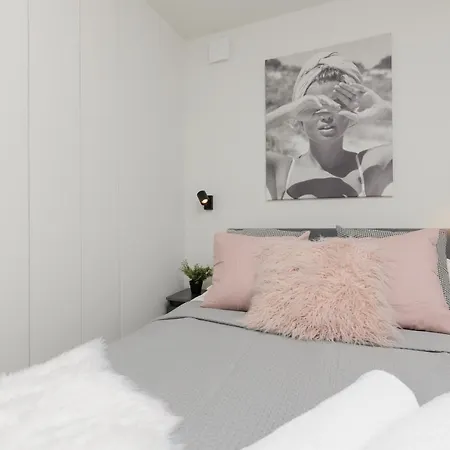 Stylish Close To Zlote Tarasy Apartment