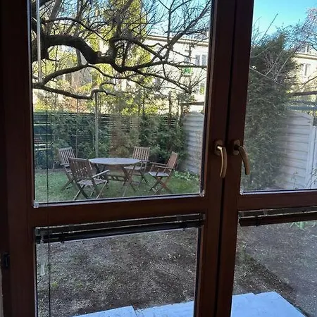 Apartament Stary Mokotow, Z Ogrodkiem