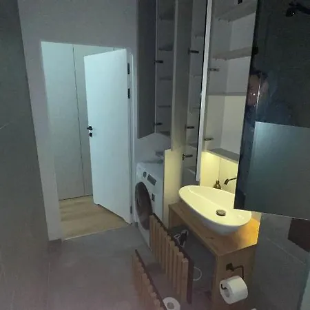 4 Bed 2 Apartment *