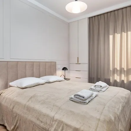 Aleja Solidarnosci 60b Apartament *