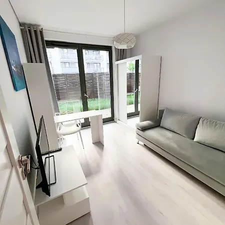 Bliska Wola, Apartament 3 Pokoje Z 40m2 Ogrodkiem *