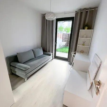 Bliska Wola, Apartament 3 Pokoje Z 40m2 Ogrodkiem *