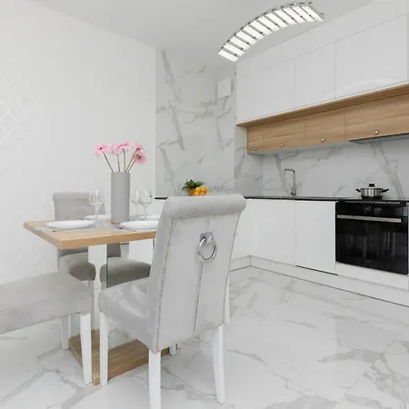 Praga Arte With Parking & Balcony By Renters Апартаменты Варшава