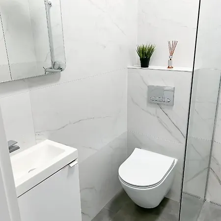 Apartment Bliska Wola, Apartament 3 Pokoje Z 40m2 Ogrodkiem