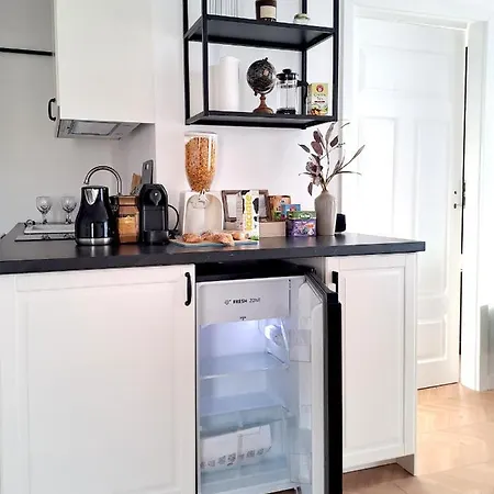 Sunny & Modern 2 Beds Spacious Air-conditioned Apartment