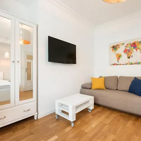 Ogrodowa White Apartment