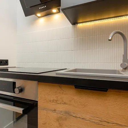 Grojecka Studio For 3 Guests With Balcony By Renters Apartament