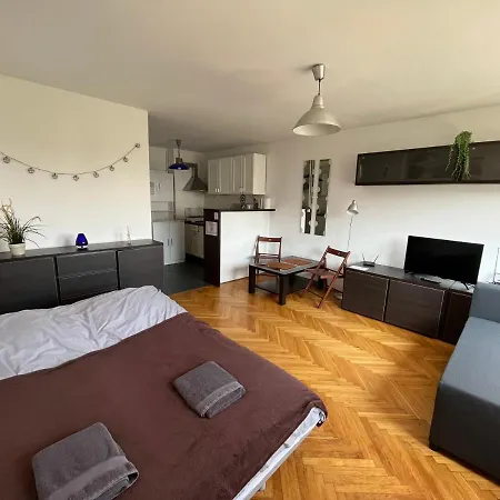 Uroczy Apartament Blisko Centrum Warsaw