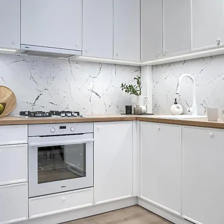 Corolla Solidarnosci 96 Apartament Warszawa