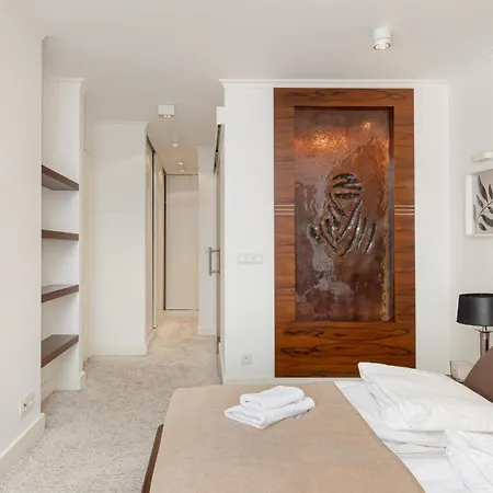 Ecru 3-bedroom Luxurious Wwa21 Apartment Warsaw