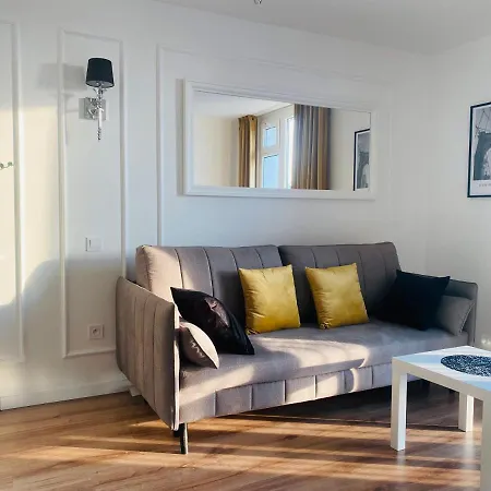 Apartment Elegant And Green, Near M1 Metro Warsaw