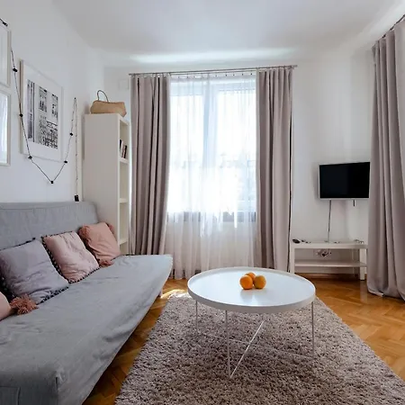 Gagarina 12 - Piekny Apartament Przy Lazienkach Krolewskich - Duze Lozko 160x200cm - Bardzo Duzy Balkon - Wifi - Telewizja Kablowa - Bezplatna Strefa Parkowania - Better *