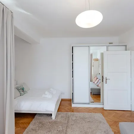 Gagarina 12: Spacious With Large Balcony Near łazienki Park Apartment *