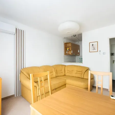 Metro Rondo Onz Yellow Apartment