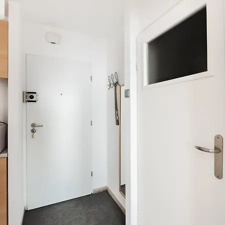 Metro Rondo Onz Yellow Apartment Warsaw
