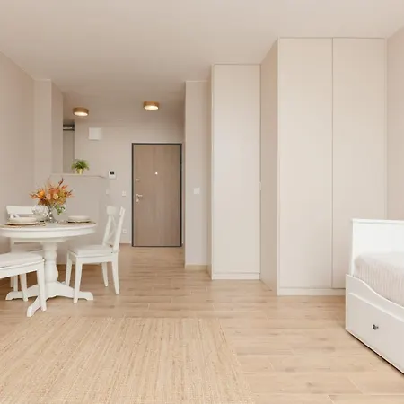 Cozy & Bright Zupnicza By Renters