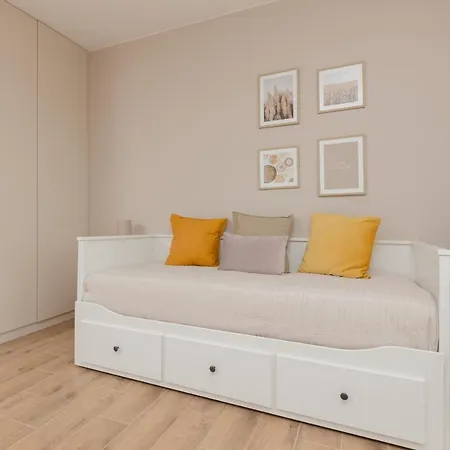 Cozy & Bright Zupnicza By Renters