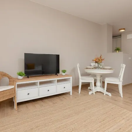 Cozy & Bright Zupnicza By Renters *