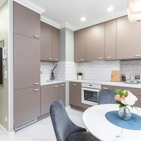 Apartment Superapart Wojska Polskiego, Serene Urban Retreat With Skyline Views Warsaw