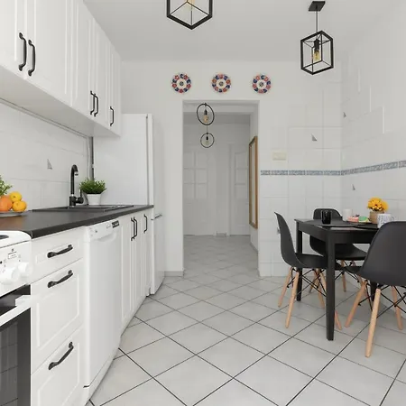 Apartment Family With 3 Bedrooms & Ac Near Metro Stoklosy By Renters