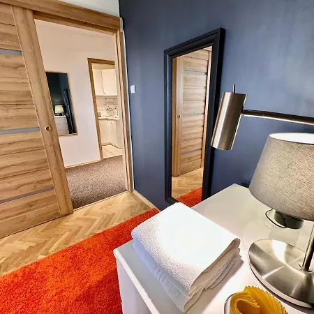 Apartment Orange 3 Fast Wifi 1gbs 85'tv Netflix Hbo Disney+ Skyshowmax