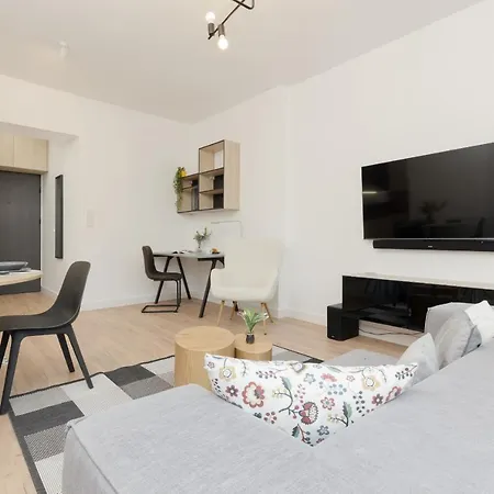 Apartment 10 Min Walk From Palace Of Culture & Science By Renters *