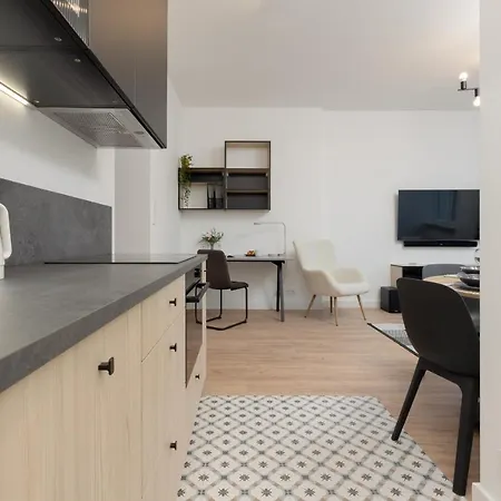 10 Min Walk From Palace Of Culture & Science By Renters Apartment