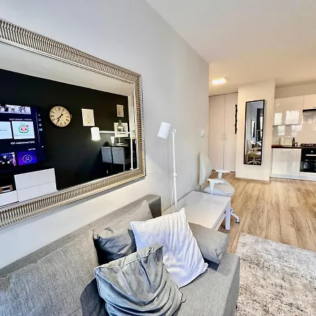 Apartment Gold 5 Fast Wifi 1 Gbs Big 85'tv Netflix Hbo Disney+ Warsaw
