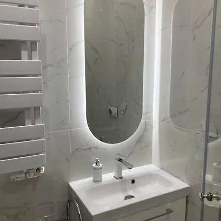 Spacious In Heart Of Apartment *