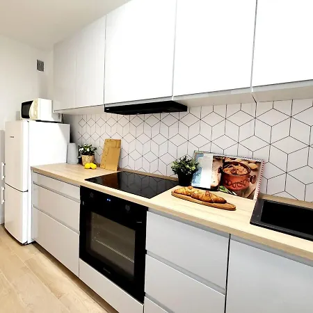 Mia National Stadium, Miedzynarodowa Apartment Warsaw