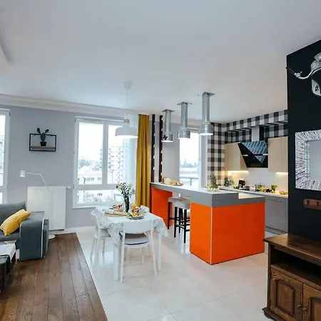 Modern, Spacious With Garage And Balcony Apartment Warsaw