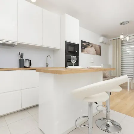 With Ac Mokotow Business Centre By Renters Apartment
