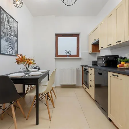 Gold & Blue Cozy In By Renters Apartament