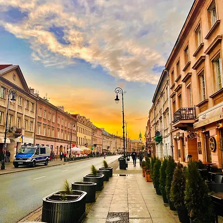 Apartment With Antique Furniture In The Old Town, Metro *