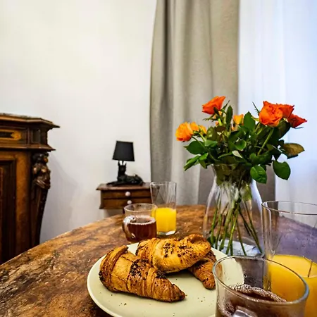 Apartment With Antique Furniture In The Old Town, Metro *