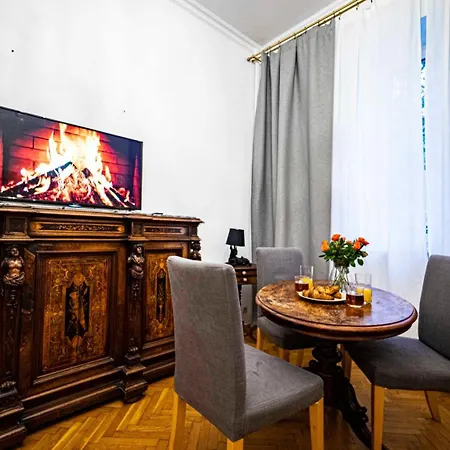 With Antique Furniture In The Old Town, Metro Apartment *