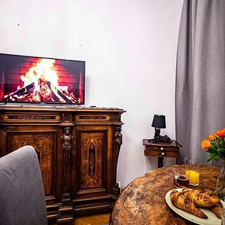 Apartment With Antique Furniture In The Old Town, Metro