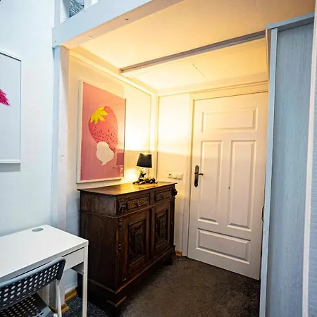 Apartment With Antique Furniture In The Old Town, Metro *