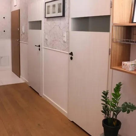 Comfy, Familly Friendly Apartment. Balcony. Garage. Apartment Warsaw