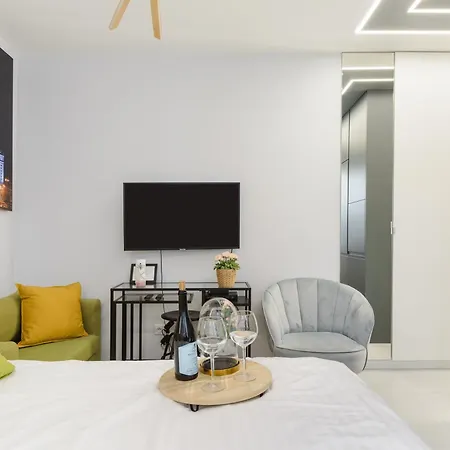 Lumina Modern Rondo Onz Apartament *