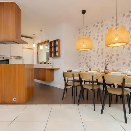 Spacious Two-story 4-bedroom House With Parking And Garden In By Renters Holiday home Warsaw