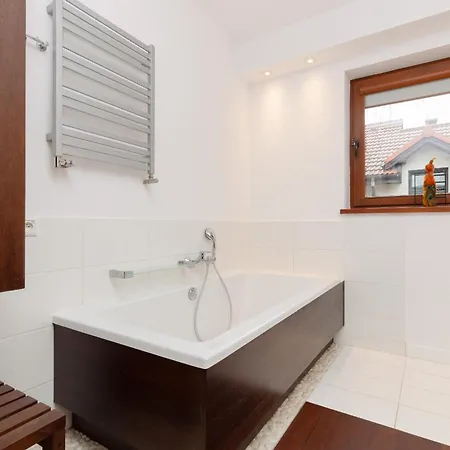 Spacious Two-story 4-bedroom House With Parking And Garden In By Renters Holiday home