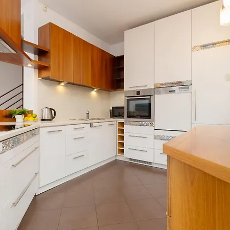 Holiday home Spacious Two-story 4-bedroom House With Parking And Garden In By Renters