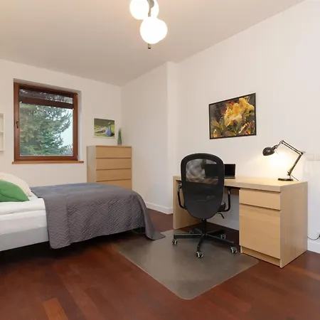 Spacious Two-story 4-bedroom House With Parking And Garden In By Renters Warsaw