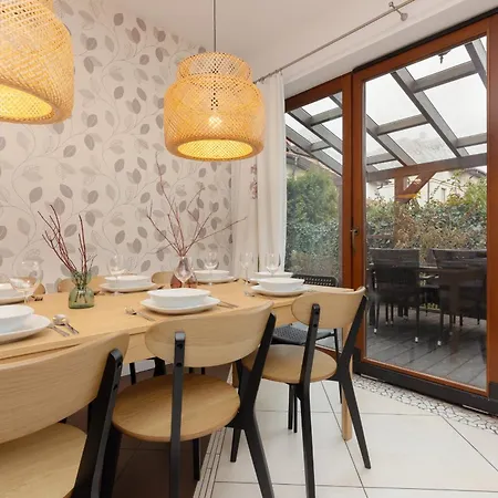Spacious Two-story 4-bedroom House With Parking And Garden In By Renters Holiday home