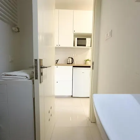 N Ajax Metro Copernicus Center Studio דירה *