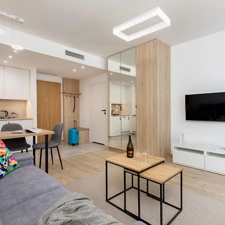 Aleja Solidarnosci 60b By Renters Apartment